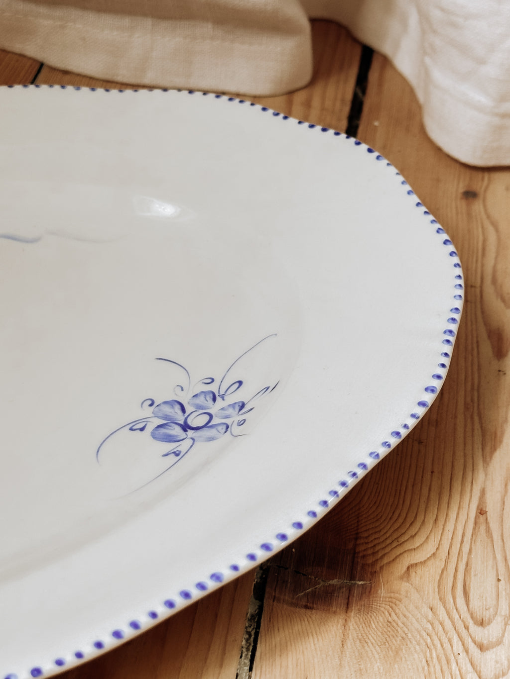 Uppläggningsfat med handmålat blommigt mönster - large