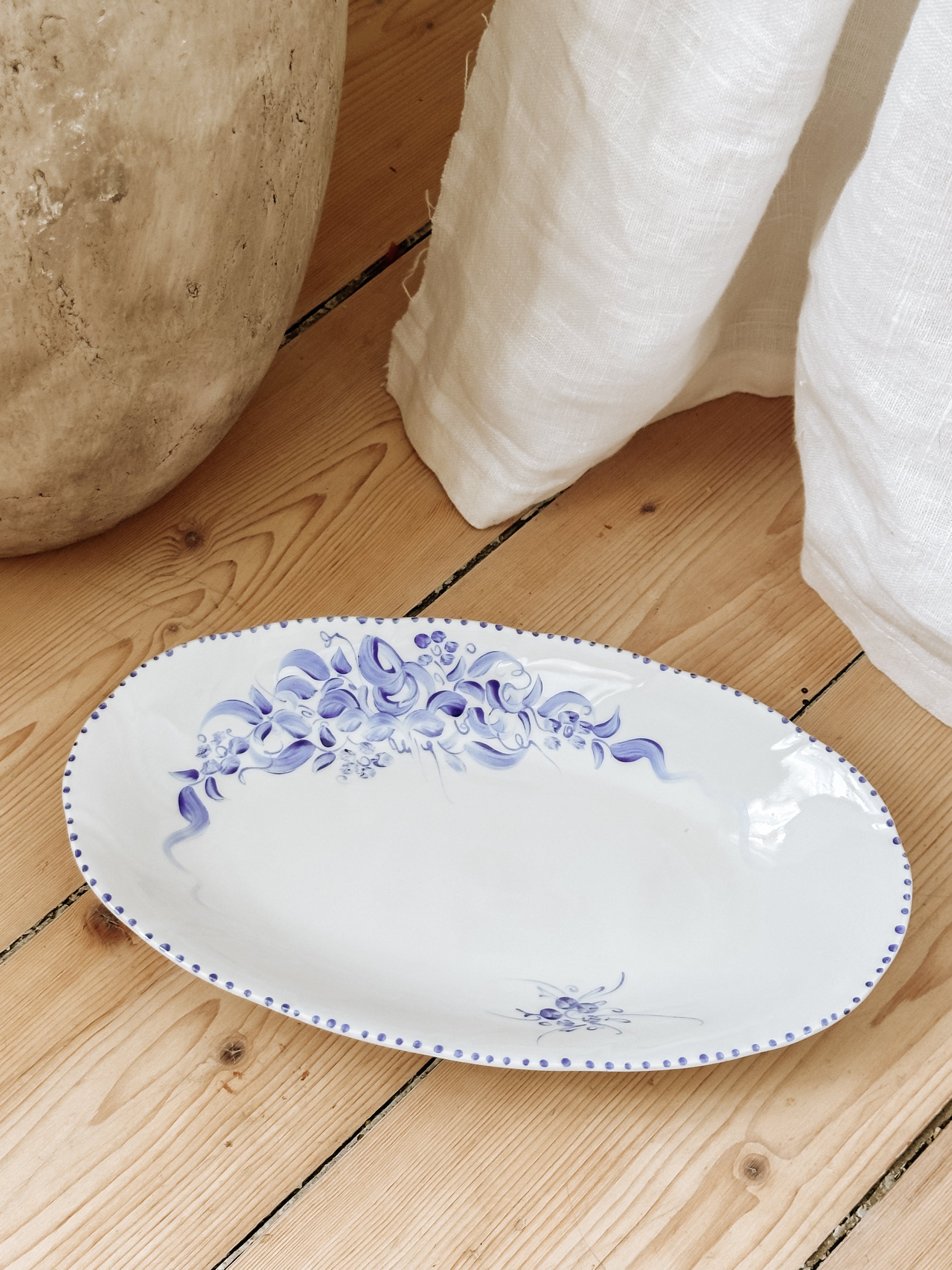 Uppläggningsfat med handmålat blommigt mönster - small