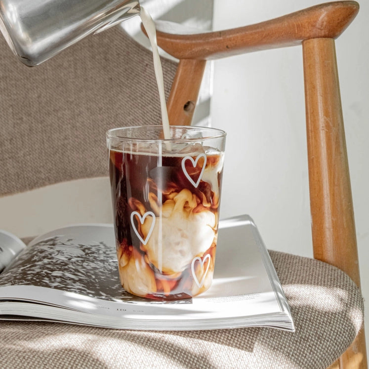 Dricksglas med lock och motiv av hjärtan