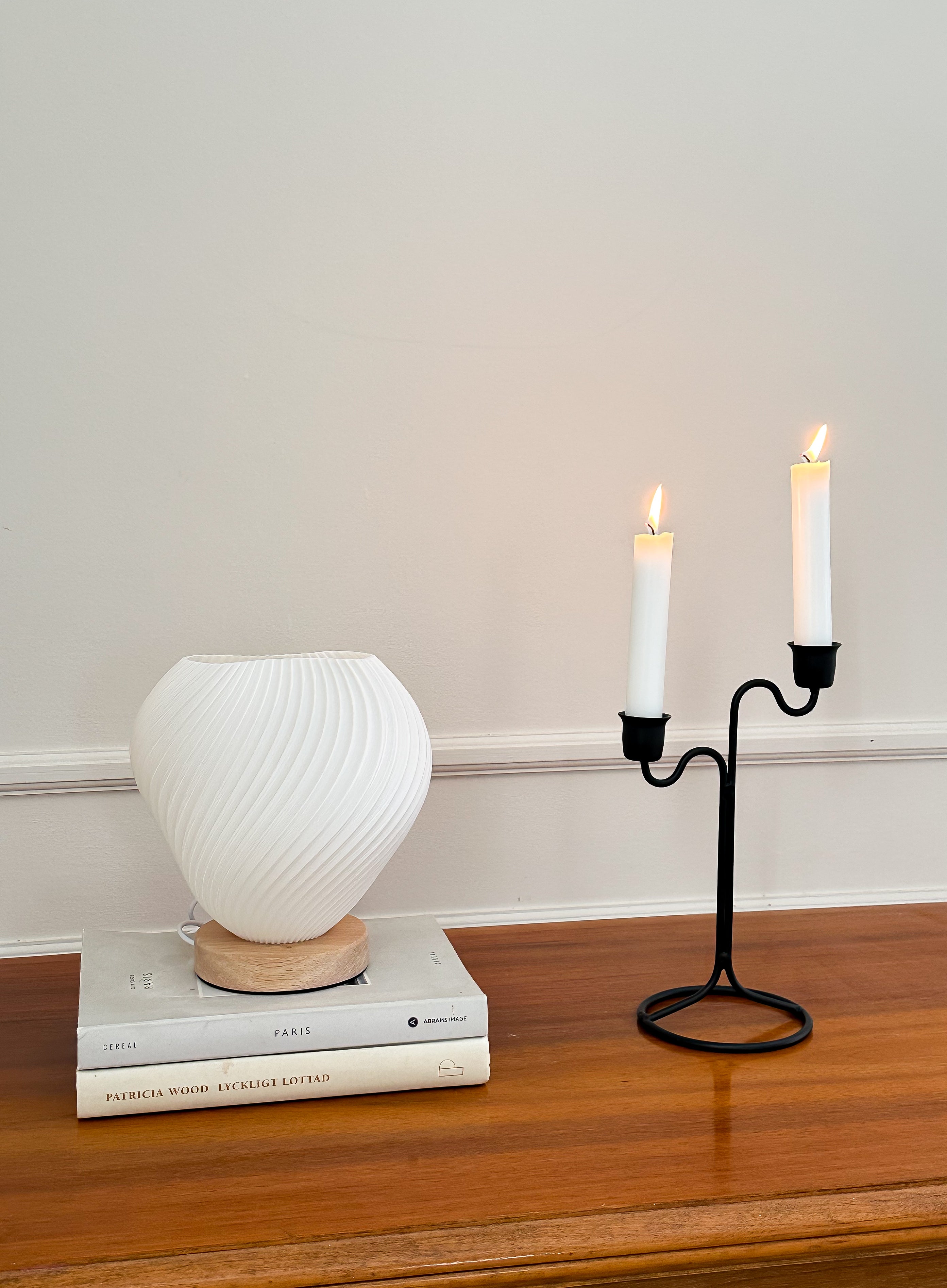 Tvåarmad ljusstake i smide