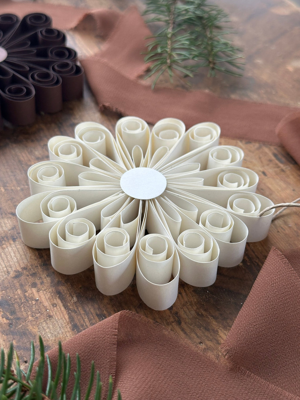 Handgjord pappersdekoration Winter Bloom 3-pack naturvit