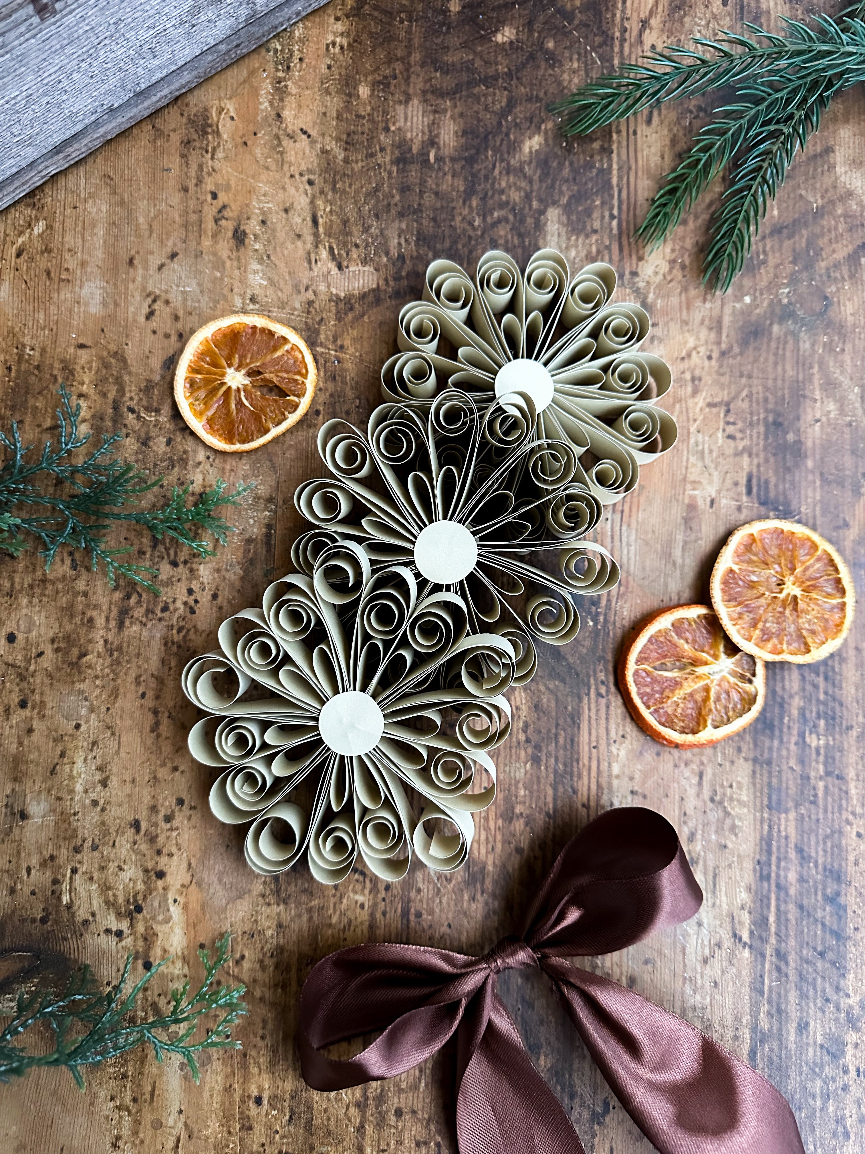 Handgjord pappersdekoration Winter Bloom 3-pack beige