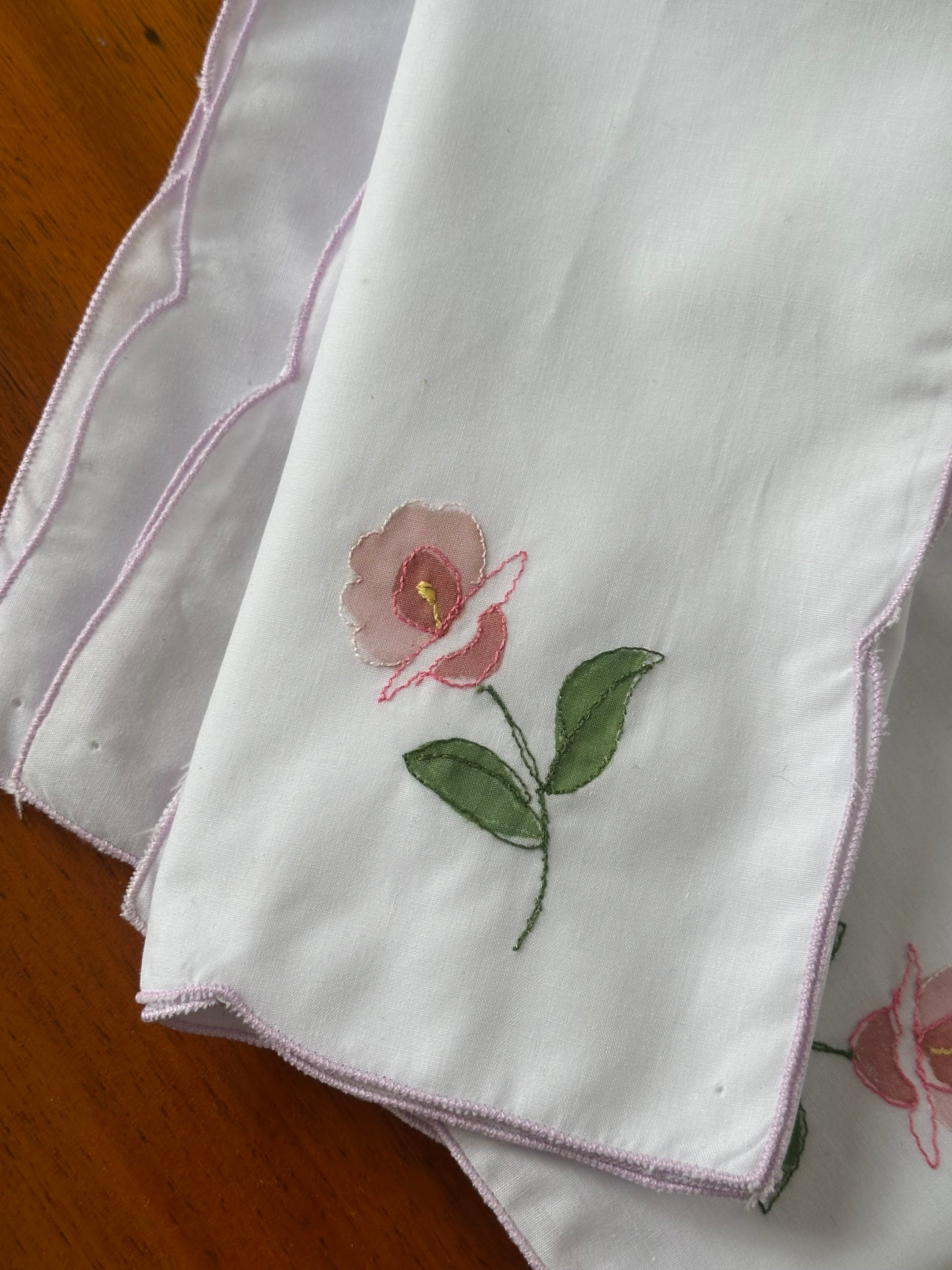 Tygservetter med blomma och broderad kant