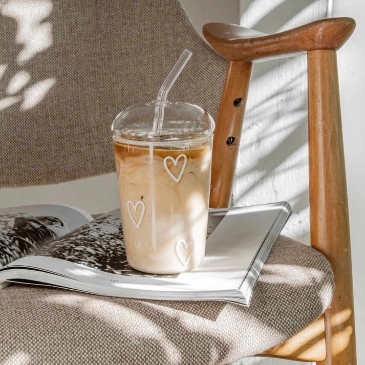 Dricksglas med lock och motiv av hjärtan