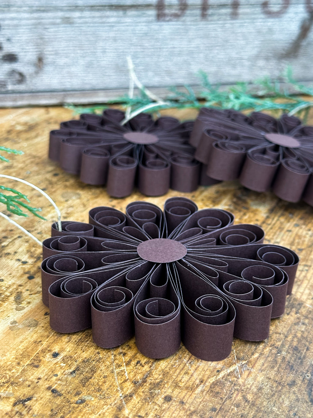 Handgjord pappersdekoration Winter Bloom 3-pack chokladbrun