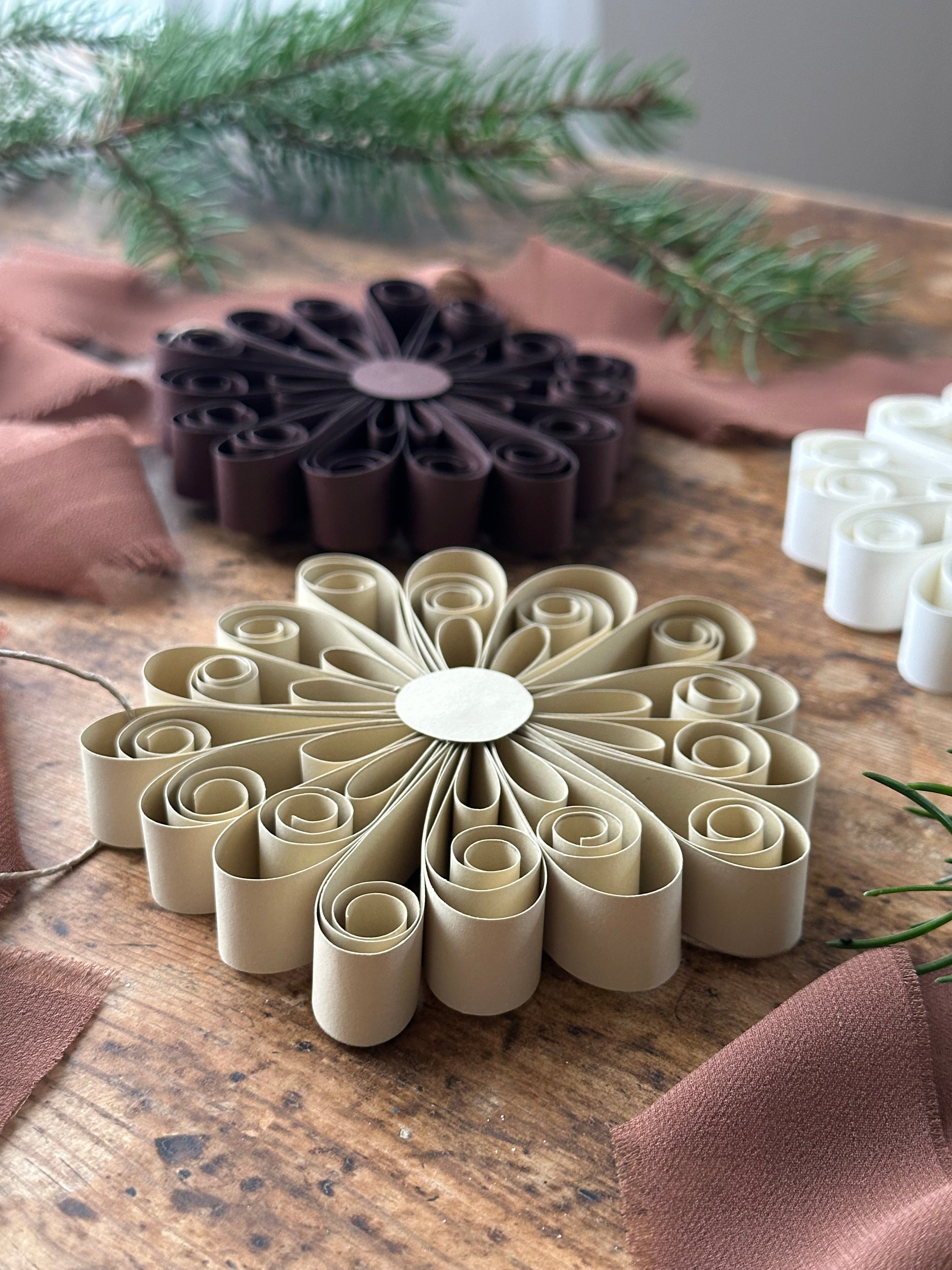 Handgjord pappersdekoration Winter Bloom 3-pack beige