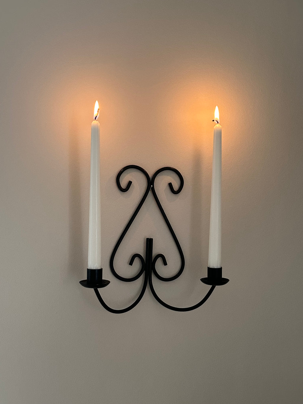 Ljuvlig väggljusstake i smide