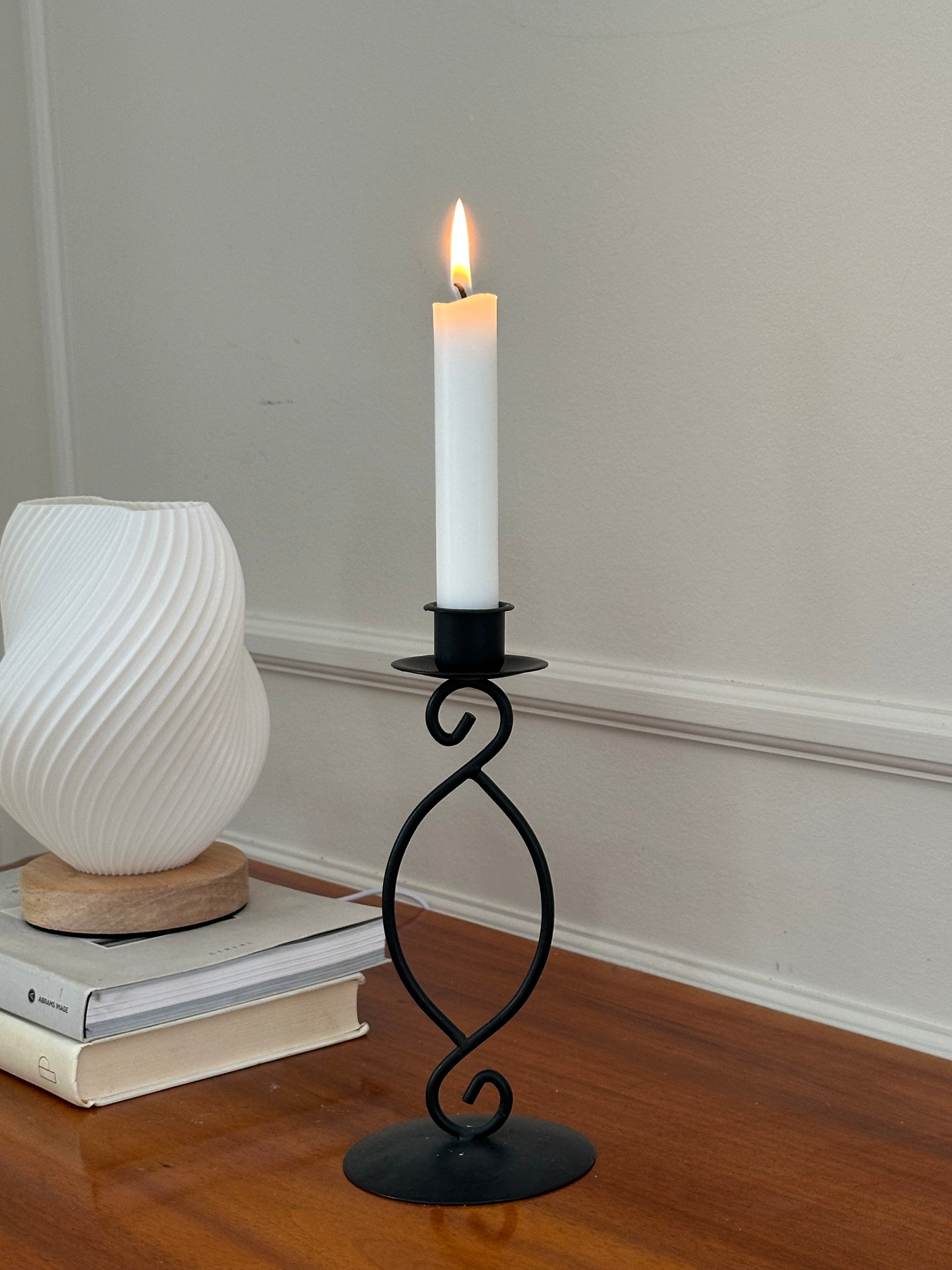 Svart ljusstake i smide