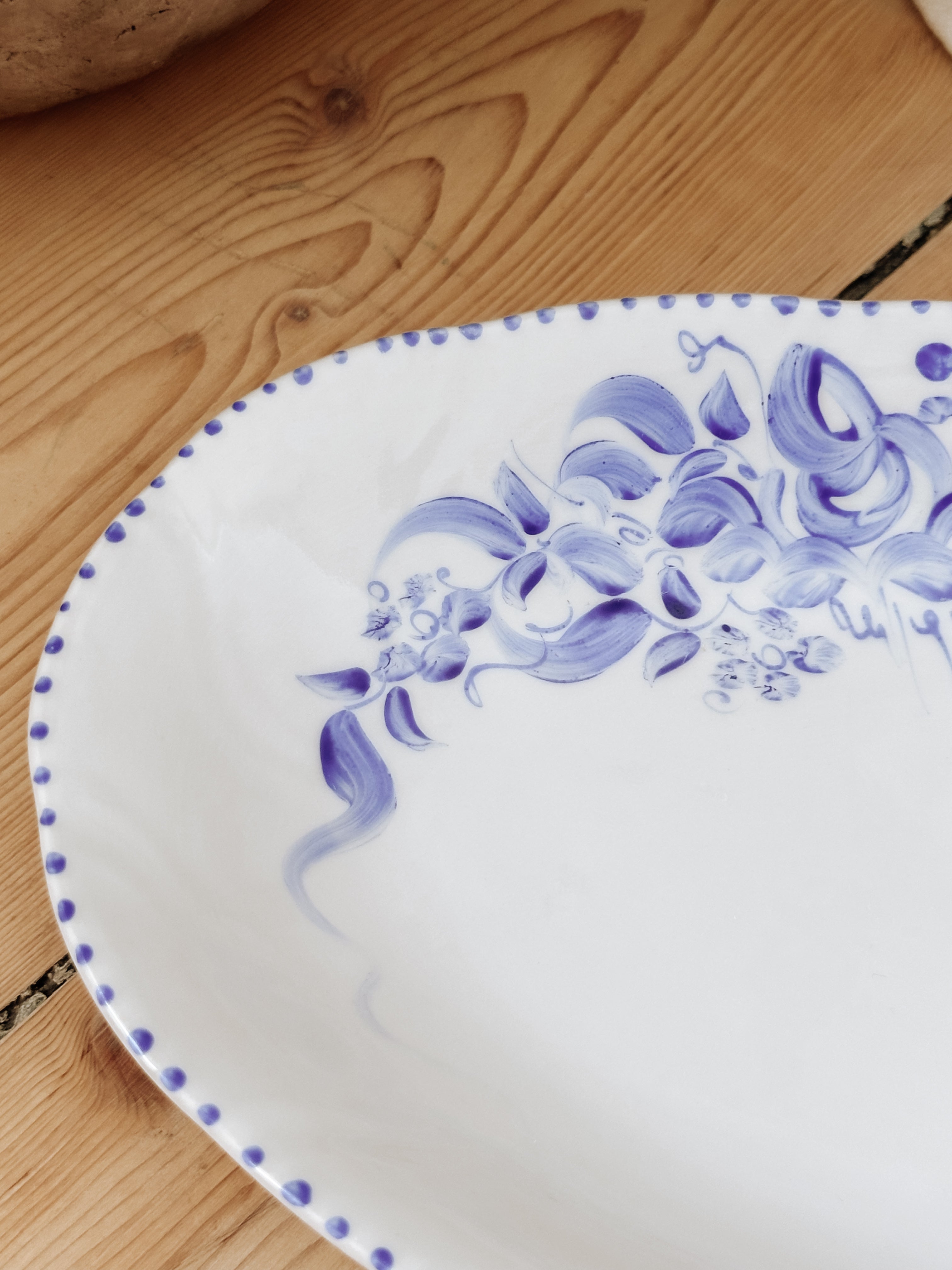 Uppläggningsfat med handmålat blommigt mönster - small