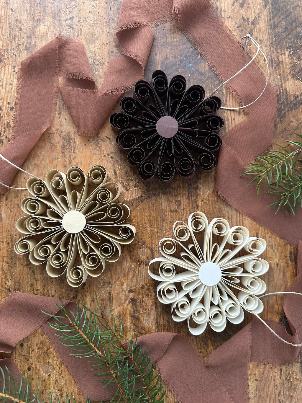 Handgjord pappersdekoration Winter bloom - beige