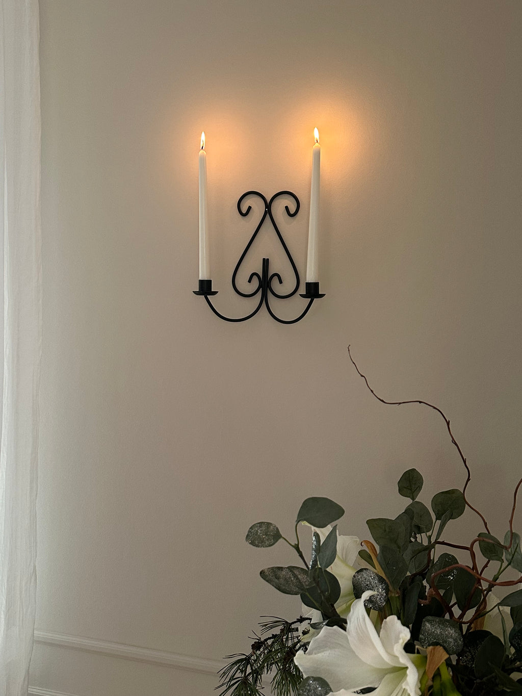 Ljuvlig väggljusstake i smide