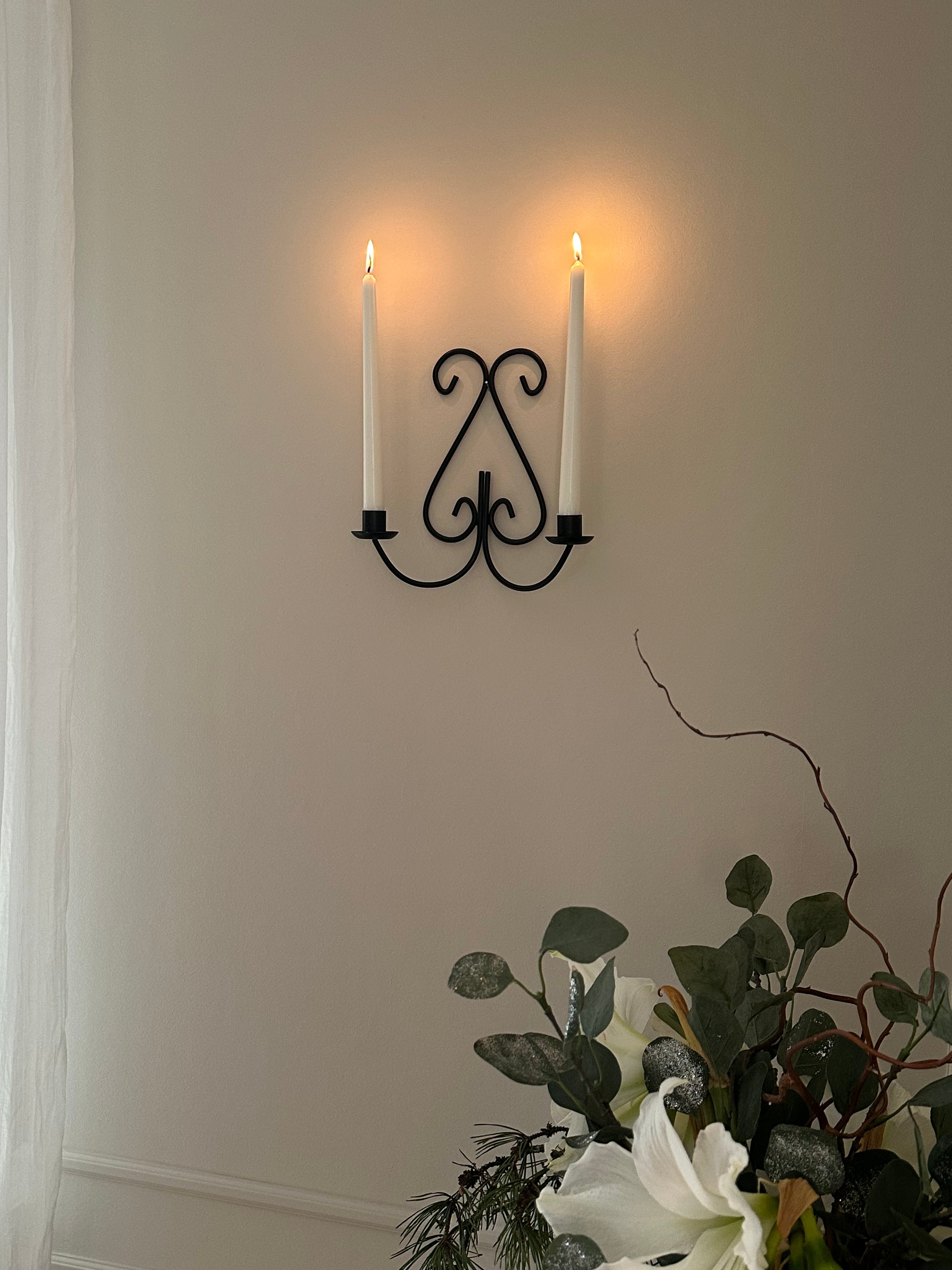 Ljuvlig väggljusstake i smide