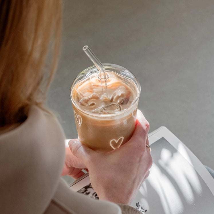 Dricksglas med lock och motiv av hjärtan