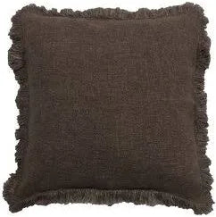 Ett mörkbrunt kuddfodral med fransar i 100 % polyester, mått 45 x 45 cm.
